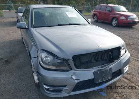 2013 Mercedes-Benz C 300 Sport 4Matic z USA, uszkodzony, nr VIN WDDGF8AB0DR289156